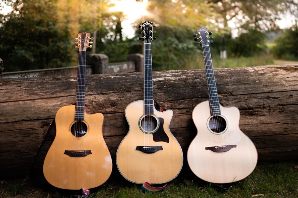 Drei akustische Gitarren